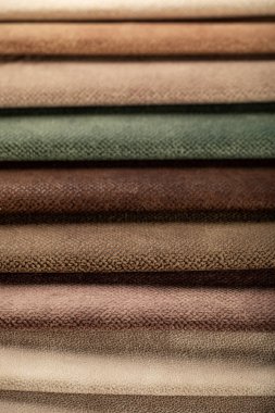 Katalogdaki kahverengi ve yeşil deri dokular