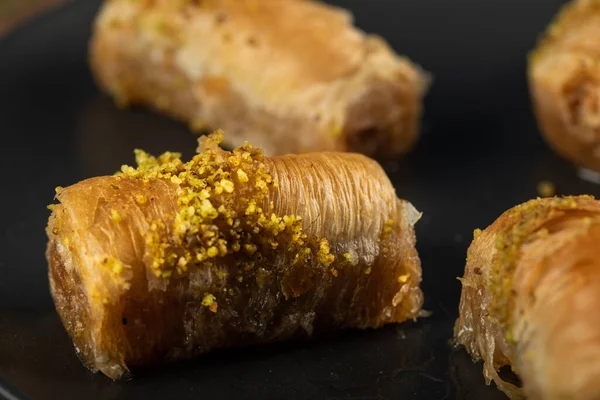 Pakhlava turca servida con polvo de pistacchio verde — Foto de Stock