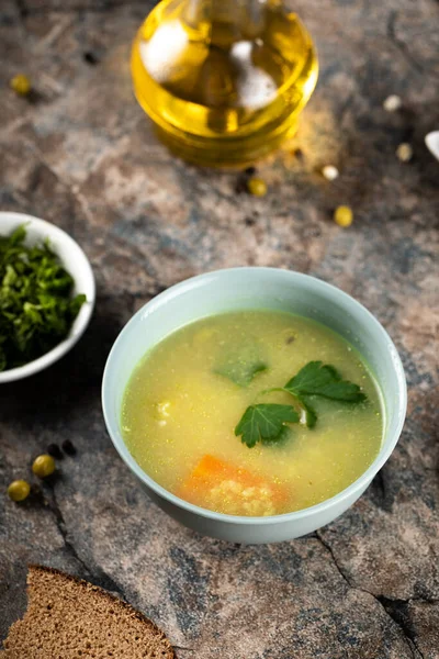 Hühnersuppe mit Karotten und Kräutern — Stockfoto