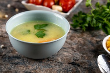 Mavi kasede otlu patates çorbası.