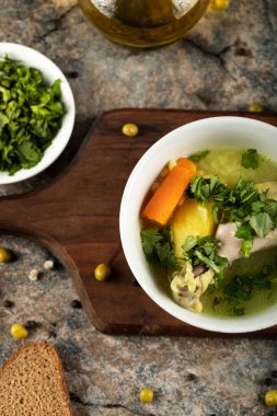 Otlu tavuk çorbası ve yeşil salata.