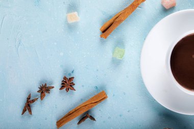 Anason çiçekli ve tarçınlı bir fincan çay.