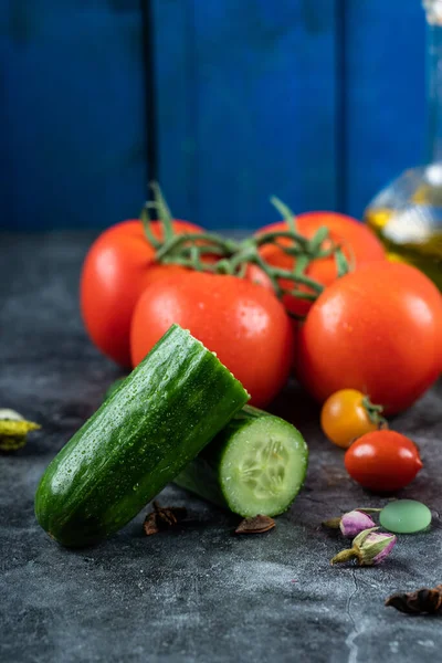 Rode kerstomaten en groene komkommers — Stockfoto