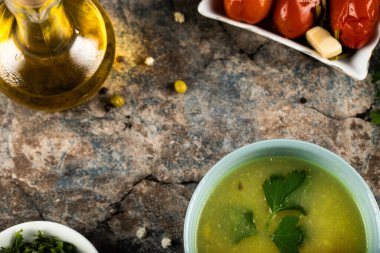 Geleneksel salamura edilmiş domates, sarımsak, bitki ve bir kase çorba.