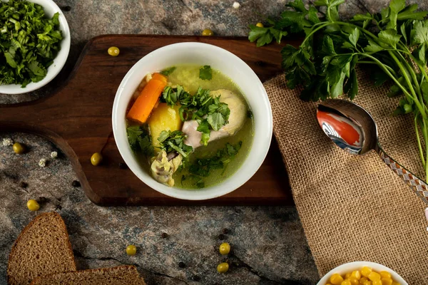 채소와 녹색 샐러드 를 곁들인 닭고기 수 우프 , 대리석 위의 흰 그릇에 — 스톡 사진