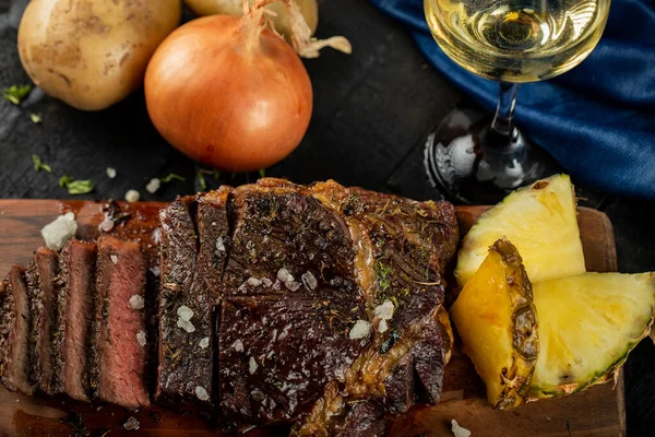 Carne cruda cocida en rodajas y sal añadida, servida con cebolla — Foto de Stock