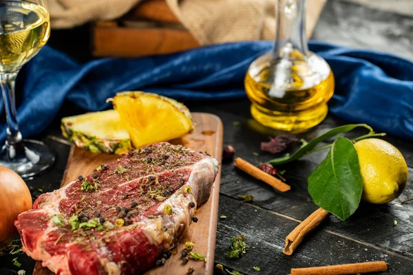 Carne cruda con especias y verduras, rodajas de piña — Foto de Stock
