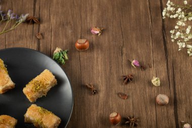 Siyah tabakta fındıklı Türk pakhlavası