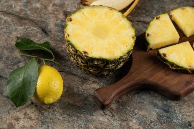 Siyah zemin üzerinde taze ananas küpleri şekillendirilmiş ve izole edilmiş. 