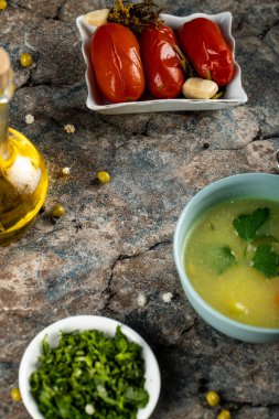 Havuç ve otlu tavuk çorbası, yeşil salata ve domates.