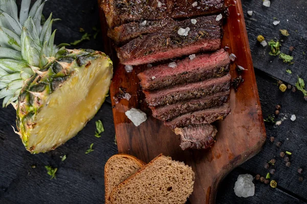 Filete de carne finamente cocido y rebanado servido con piña, vista superior — Foto de Stock