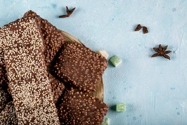 Barras de chocolate amargo con aroma de anís en la mesa azul —  Fotos de Stock