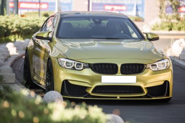 Beyaz ksenon ışıklı sarı spor araba