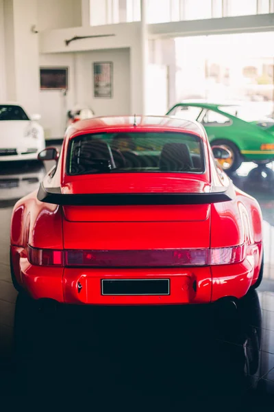 Supercarro de design vintage vermelho no showroom, vista por trás — Fotografia de Stock