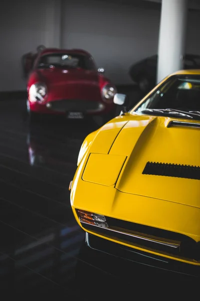Желтый и бордо дизайн спортивного автомобиля в центре производительности — стоковое фото