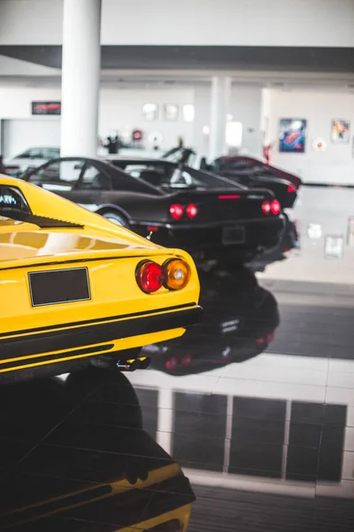 Coche deportivo de diseño negro y amarillo en el centro de rendimiento —  Fotos de Stock