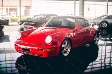 Performans merkezinde kırmızı tasarım spor araba