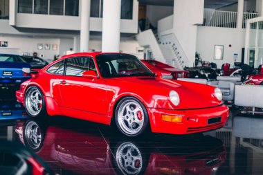 Kırmızı süper araba performans merkezinde.