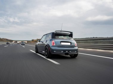 Mavi mini araba, manzaralar arasında otomatik geçiş yapıyor.