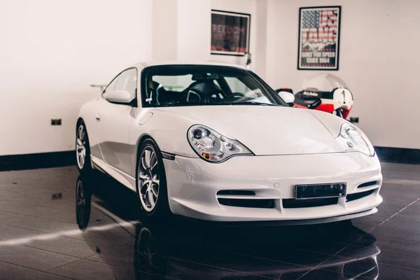 Diseño blanco coche deportivo en el centro de rendimiento —  Fotos de Stock