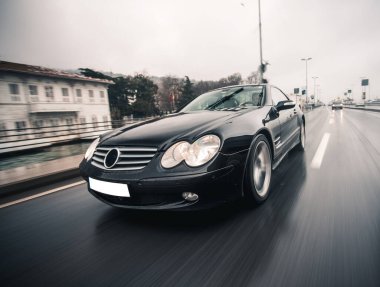 İş modeli sedan Şehir yollarında Akşamları yağmur altında, Evlerin arasında
