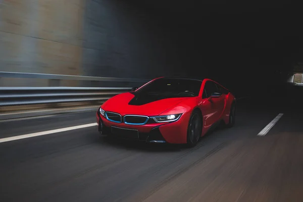 Red sport coche de velocidad en la autopista que sale del túnel — Foto de Stock