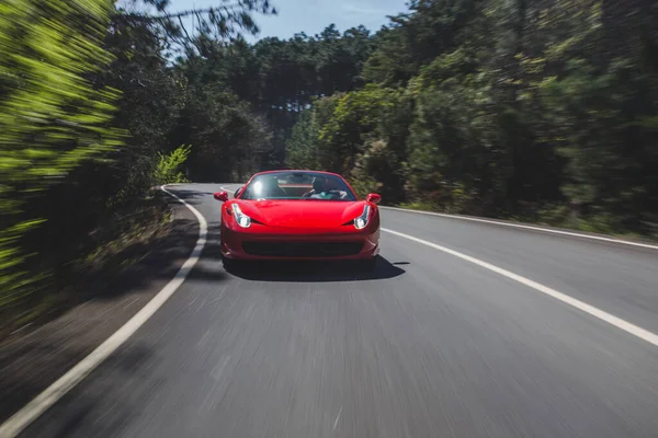 Voiture de rallye rouge sur la route forestière — Photo