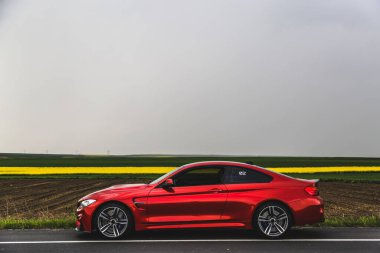 Dağlık bölgede kırmızı birinci sınıf araba hız hareketi, sisli hava