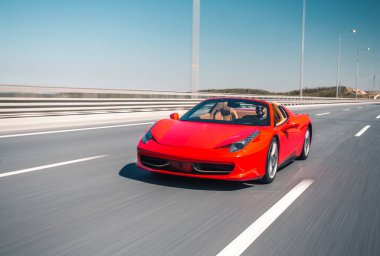Kırmızı yarış arabası, performans otomatiği, ön manzara.