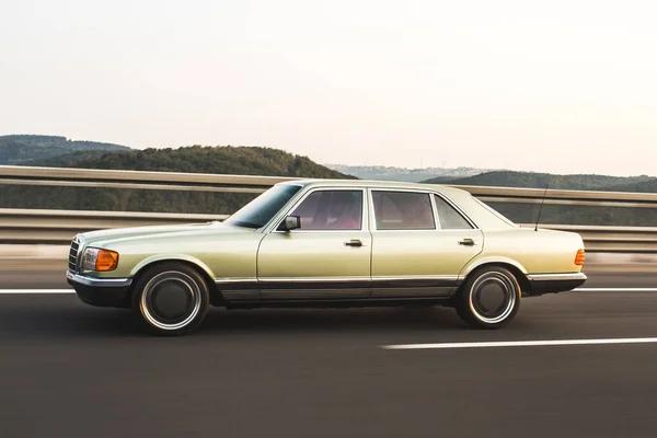 Brązowy vintage sedan krajobraz jazdy w zimnej pogodzie — Zdjęcie stockowe