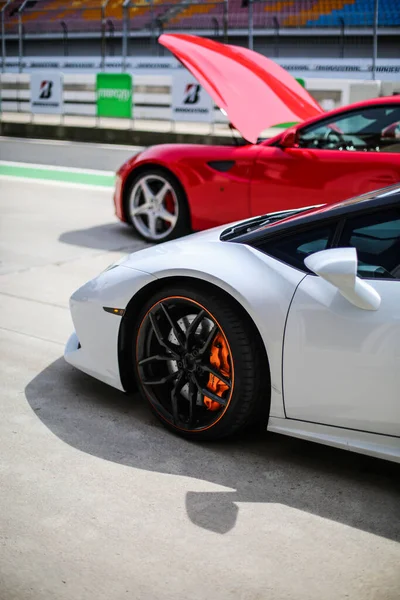 Białe i czerwone samochody wyścigowe na torze rajdowym — Zdjęcie stockowe