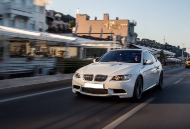 Beyaz sedan ana yolda gidiyor, ön manzara.