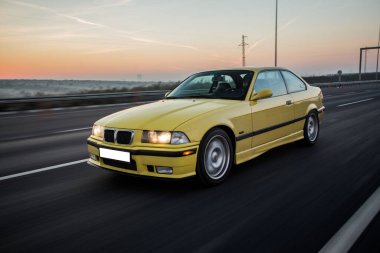 Sarı taksi, gün batımında, manzara üzerinde.