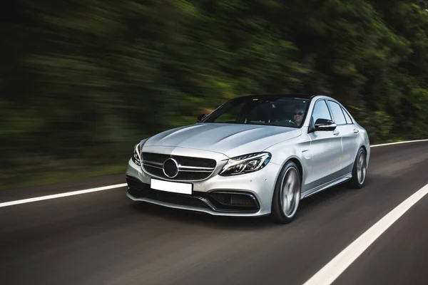 Otobanda gümüş rengi spor sedan test sürüşü