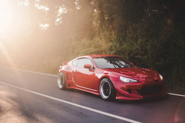 Moderní červené závodní auto reklama na slunci — Stock fotografie