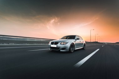 Gün batımında gümüş off-road performans test sürüşü