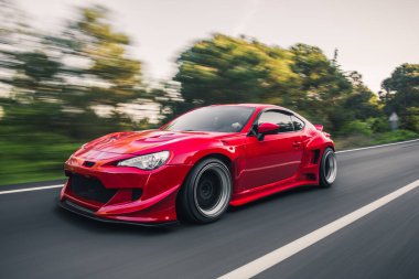 Süper güç kırmızı yarış, otoyolda otomatik sürüş.