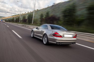 Gümüş kovalayan araba dağ yolunda, açı manzaralı.