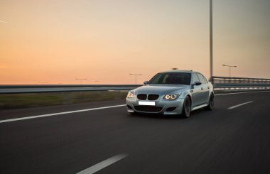 Gümüş off-road performans test sürüşü boş otoyolda gün batımında