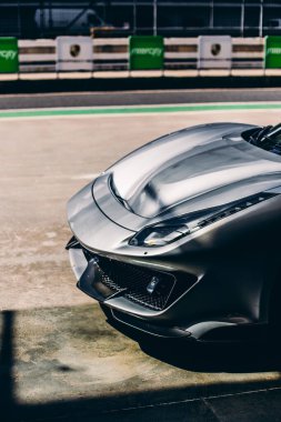 Stadyumdaki gümüş renkli bir arabanın tamponu ve ışıkları.