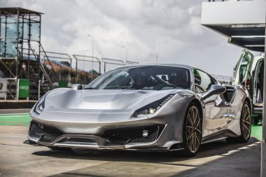 Gümüş yarış arabası performans merkezinde otomatiğe hazırlanıyor.