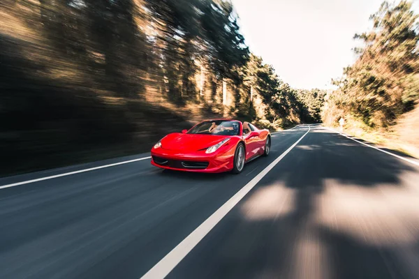 森の夕日のドライブで赤い色のレースカー — ストック写真