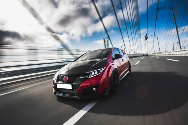 Un coche modelo deportivo de carrera en el puente — Foto de Stock