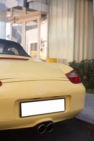 Luci rosse posteriori e tabellone numerico di una vettura sportiva gialla — Foto Stock