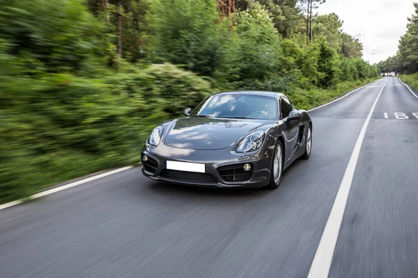 Gris coche deportivo prueba de velocidad extrema — Foto de Stock