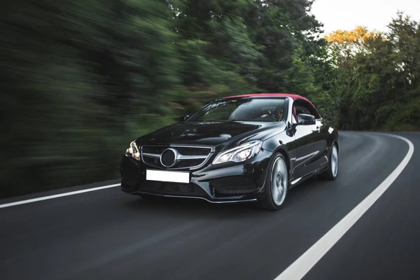 Zwarte moderne superauto in het bos, snelheid beweging — Stockfoto