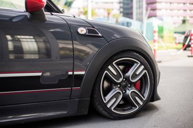 Siyah mini bir evin, ön tekerin ve kapının önüne park edilmiş.