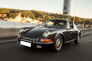 Şehir merkezinde klasik retro araba.