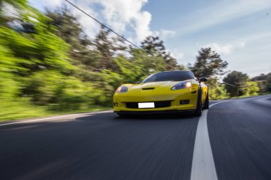 Ormanda sarı krom tasarım araba, hız sürücüsü