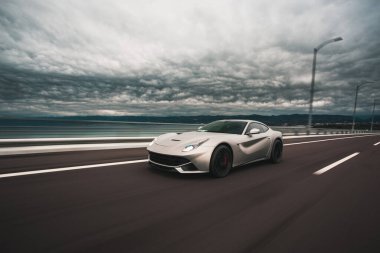 Gümüş modern teknoloji spor model araba otoyolda